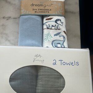 Baby Boy bundle ( 2 towels, 2 swaddle blankets)